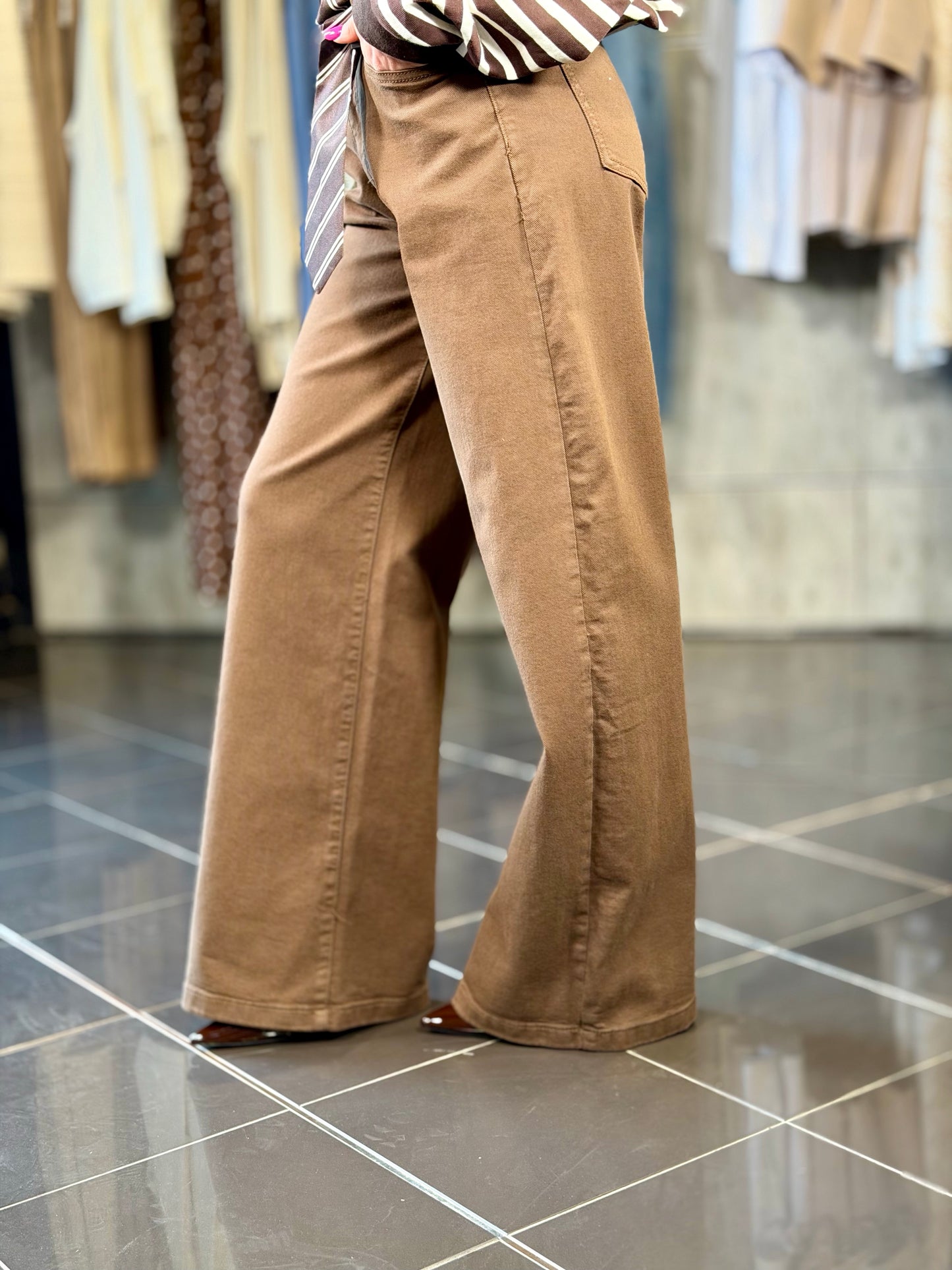 Jeans a palazzo tabacco con cravatta 2060