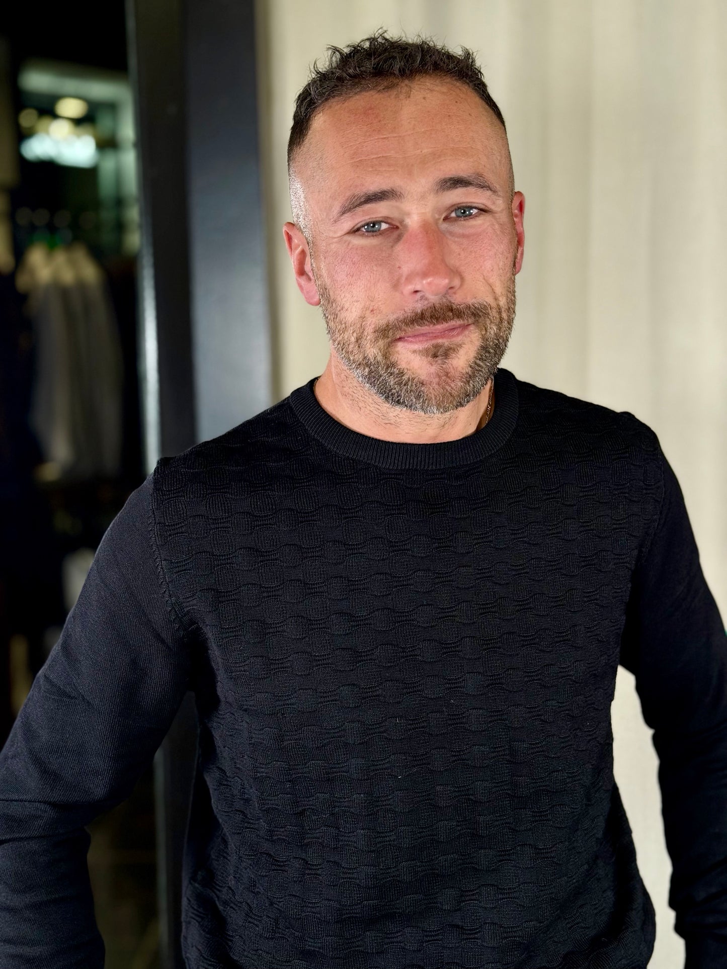 Maglioncino girocollo con trama tono su tono nero 2356