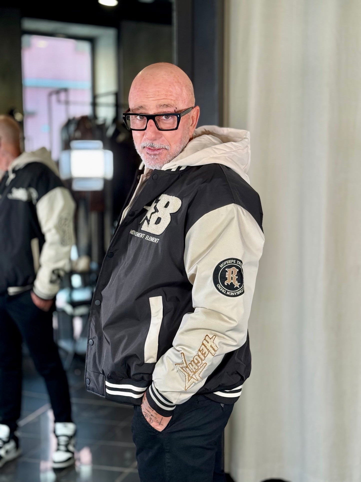 Bomber con cappuccio nero 2308