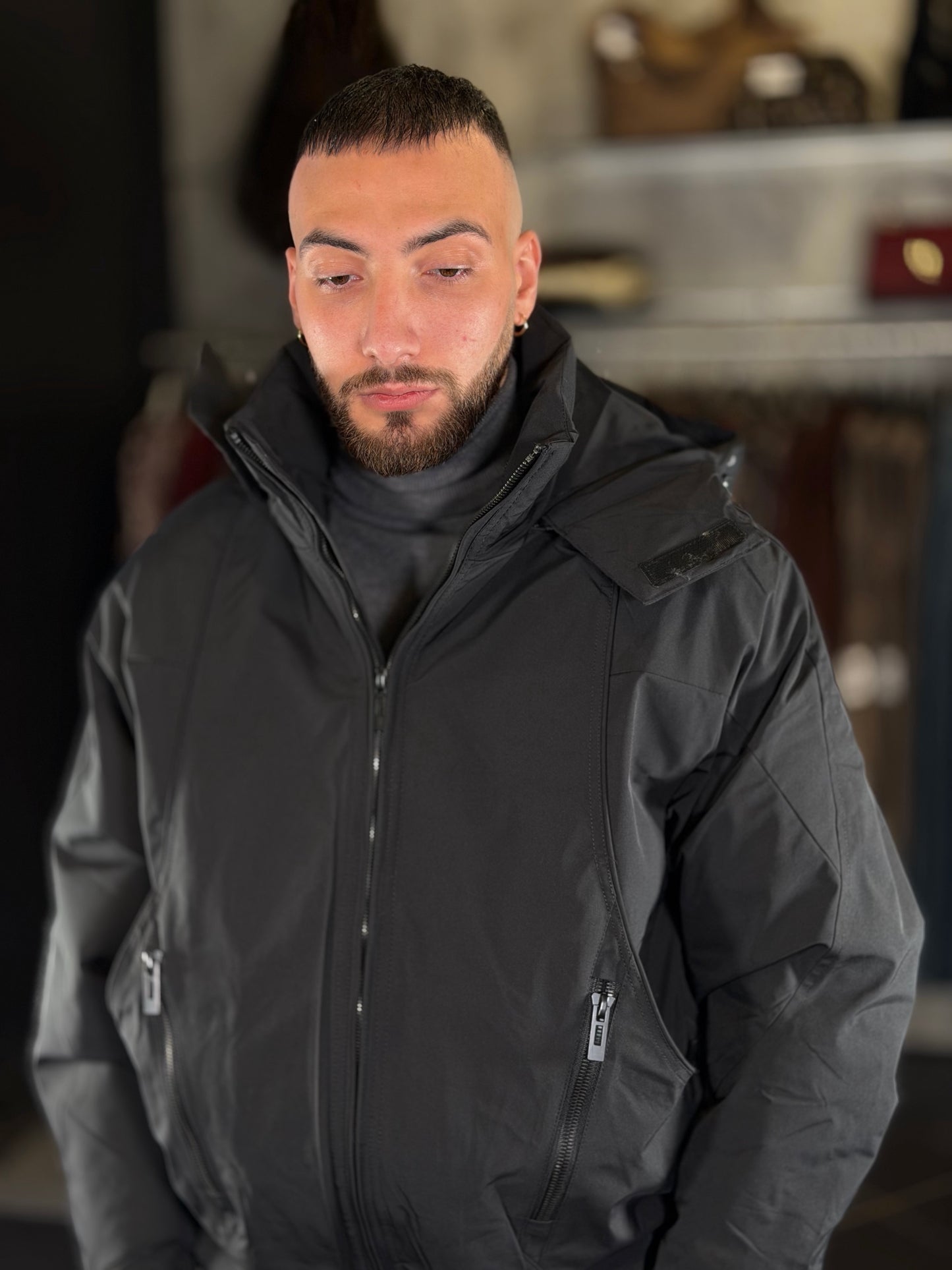 Piumino nero con cappuccio 2485