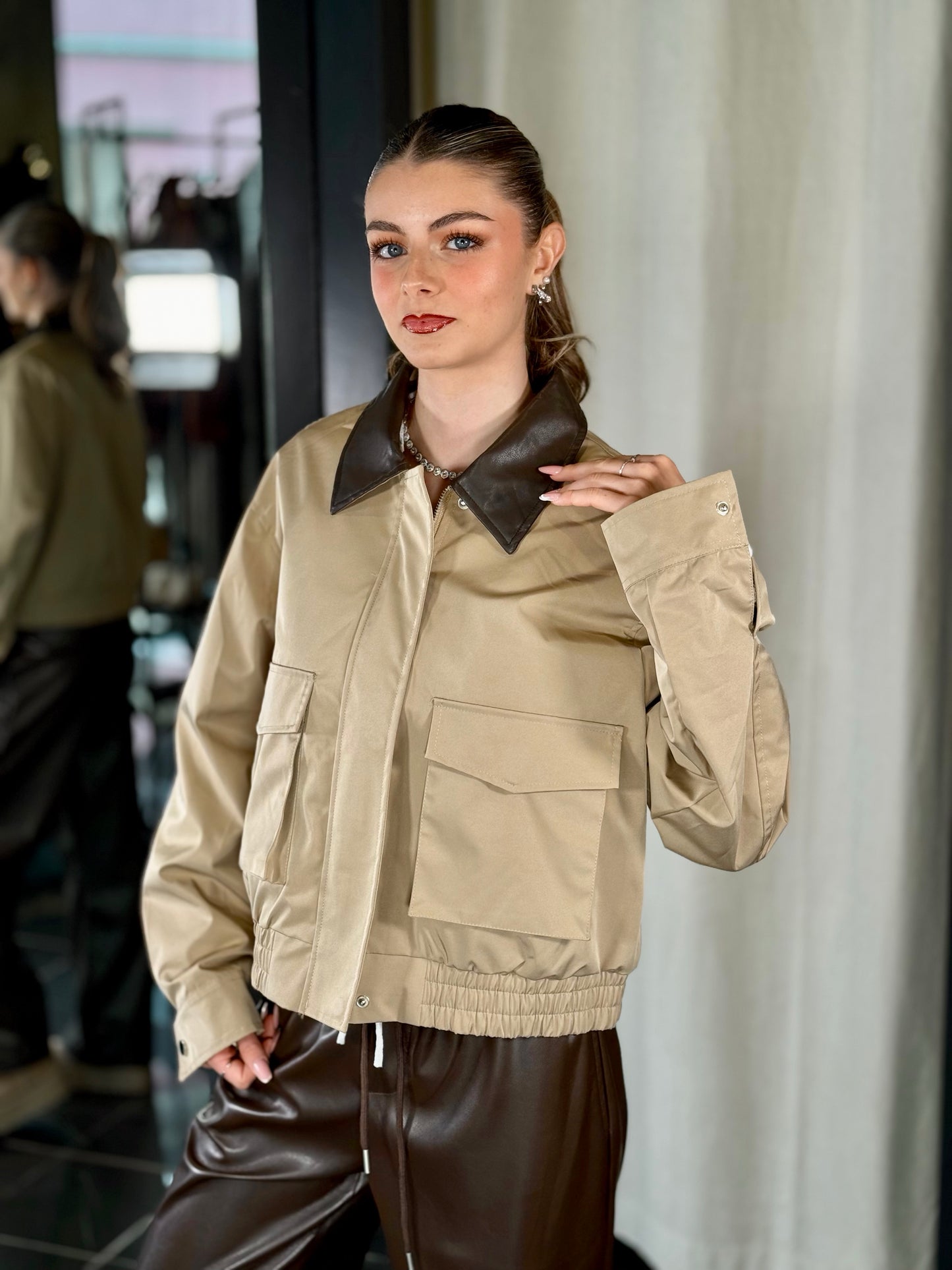 Giubbino in nylon bomber con inserto marrone 2053