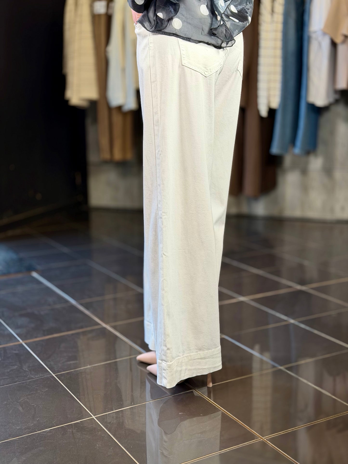 Pantalone a palazzo bianco con cintura e foulard 2054
