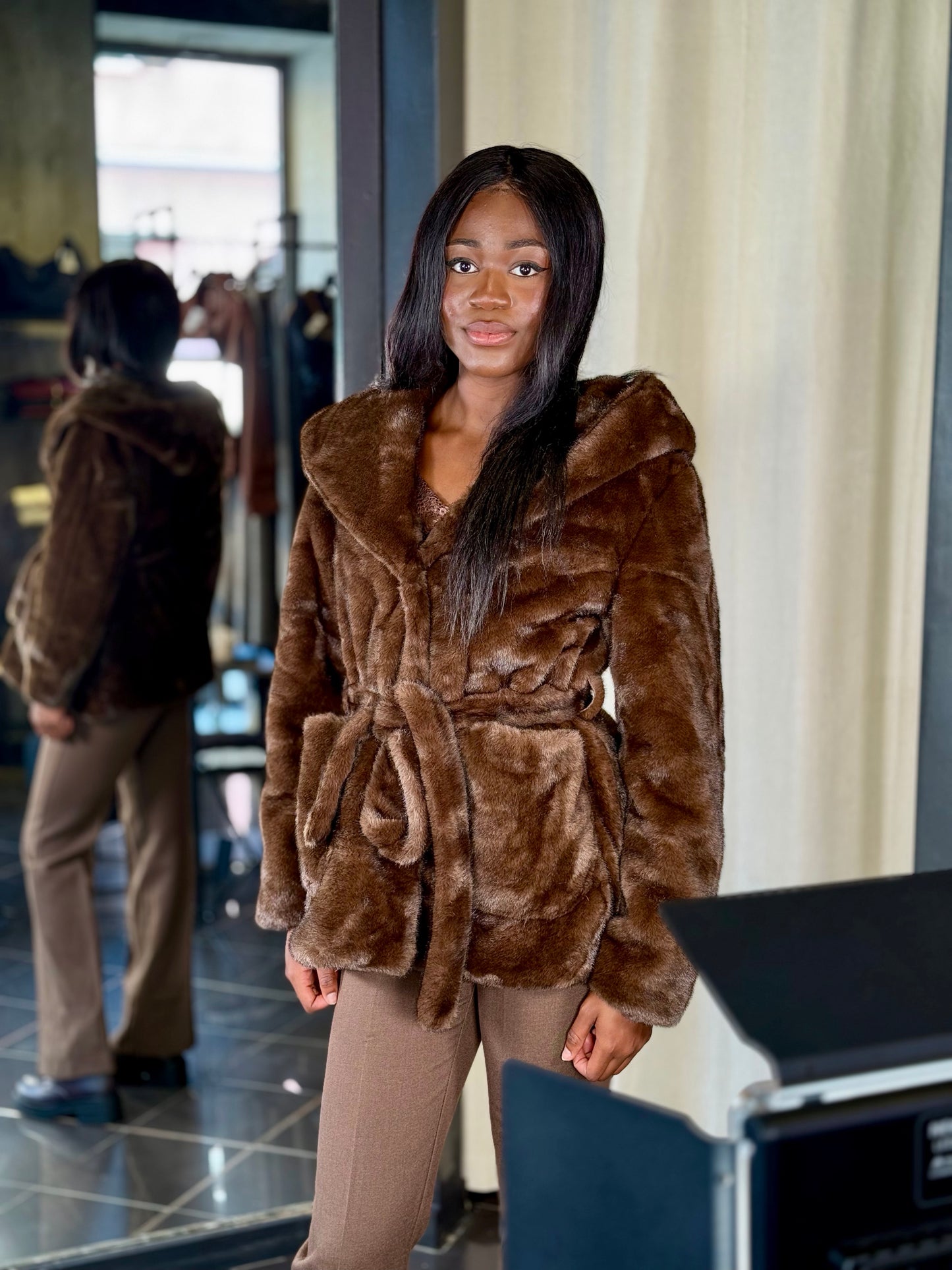 Eco pelliccia marrone con cappuccio e fusciacca in taglia unica 2175