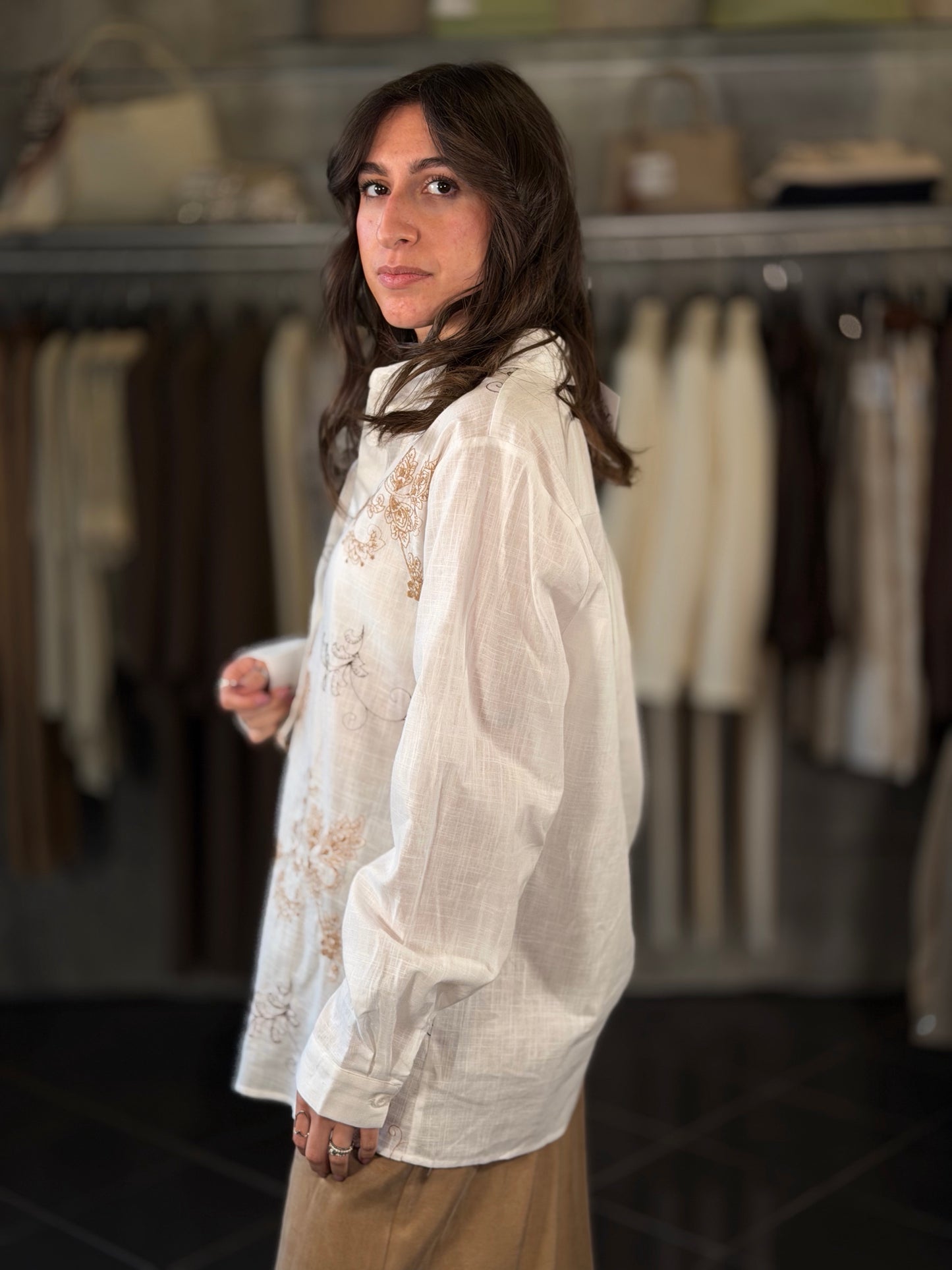 Camicia con stampa ricamata beige e nera 2194