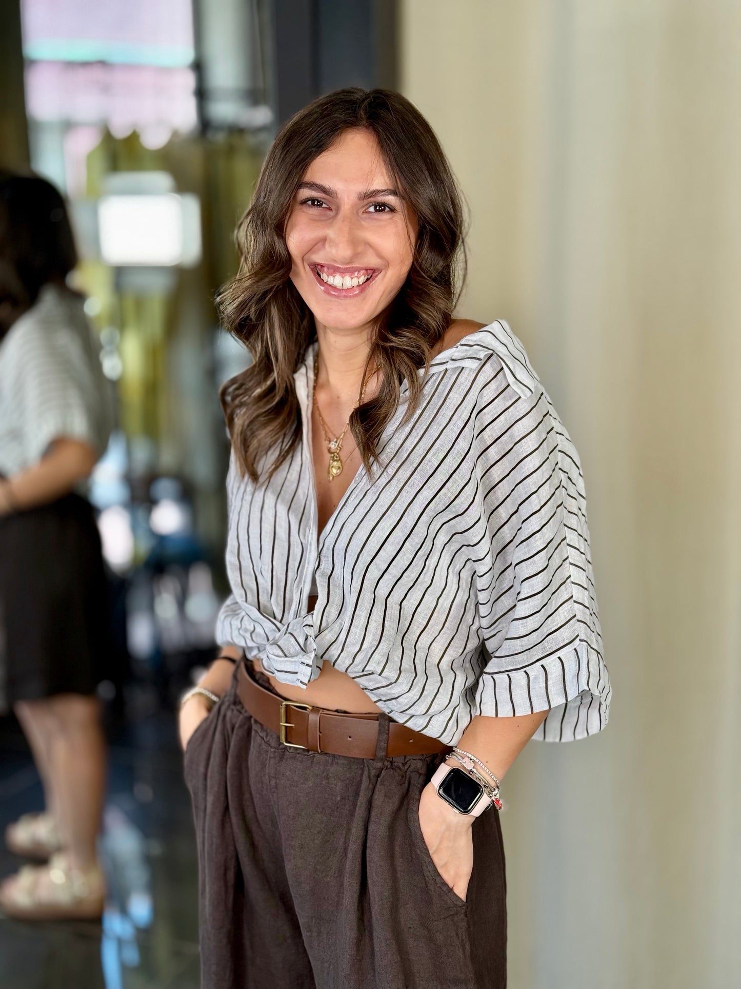 Camicia oversize bianca a righe marrone in taglia unica 709