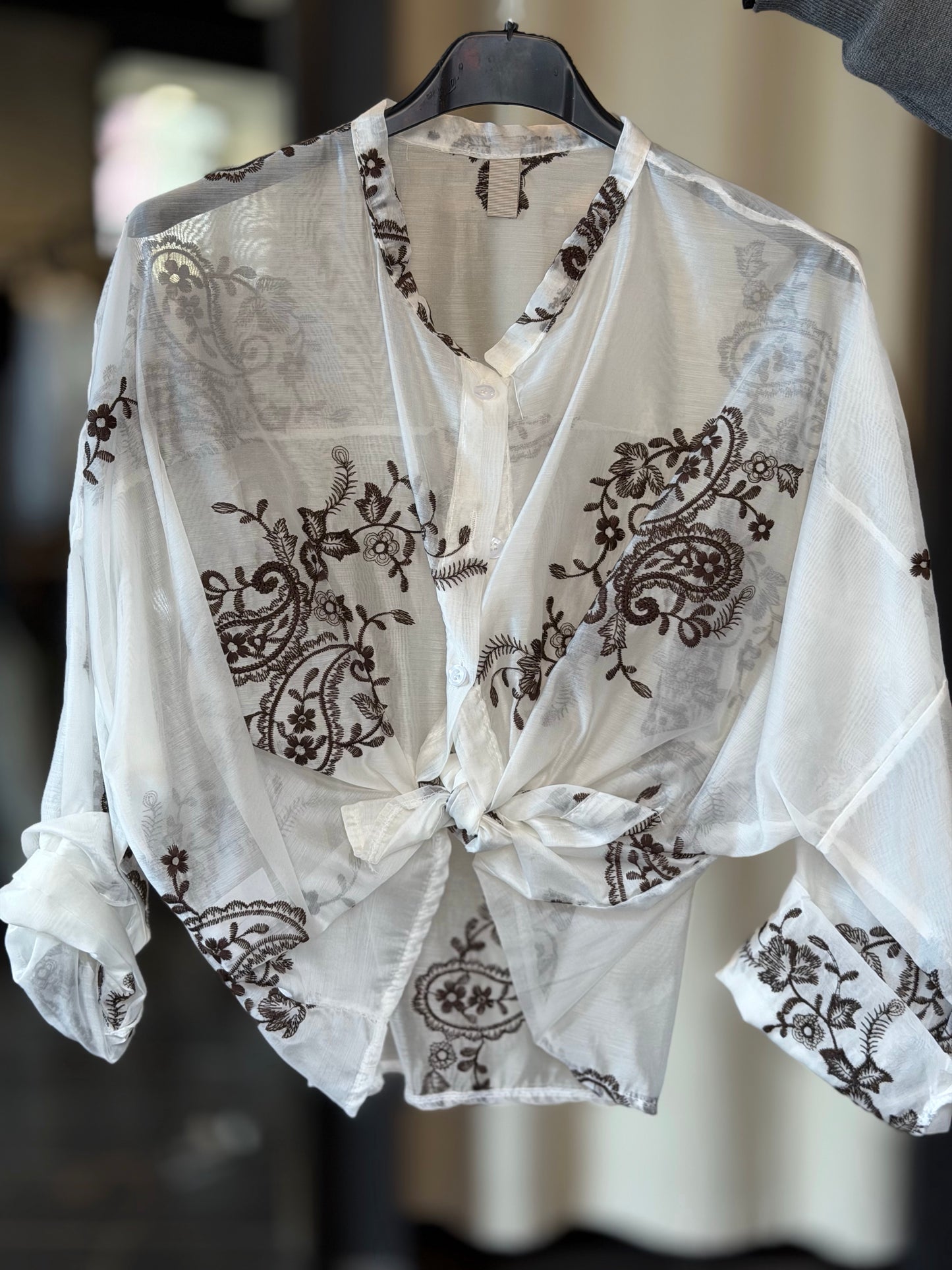 Camicia bianca con ricamo marrone in taglia unica 2531