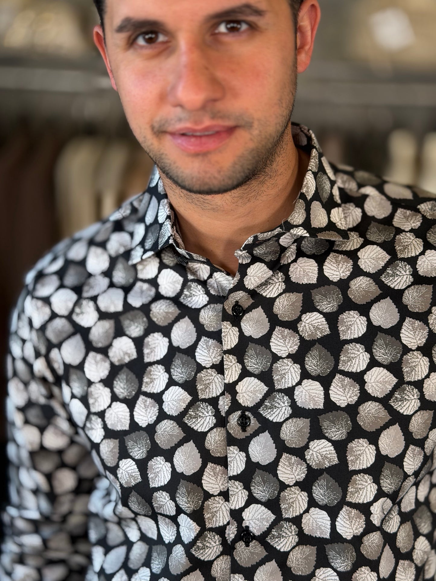 Camicia nera con stampa foglie beige 2272
