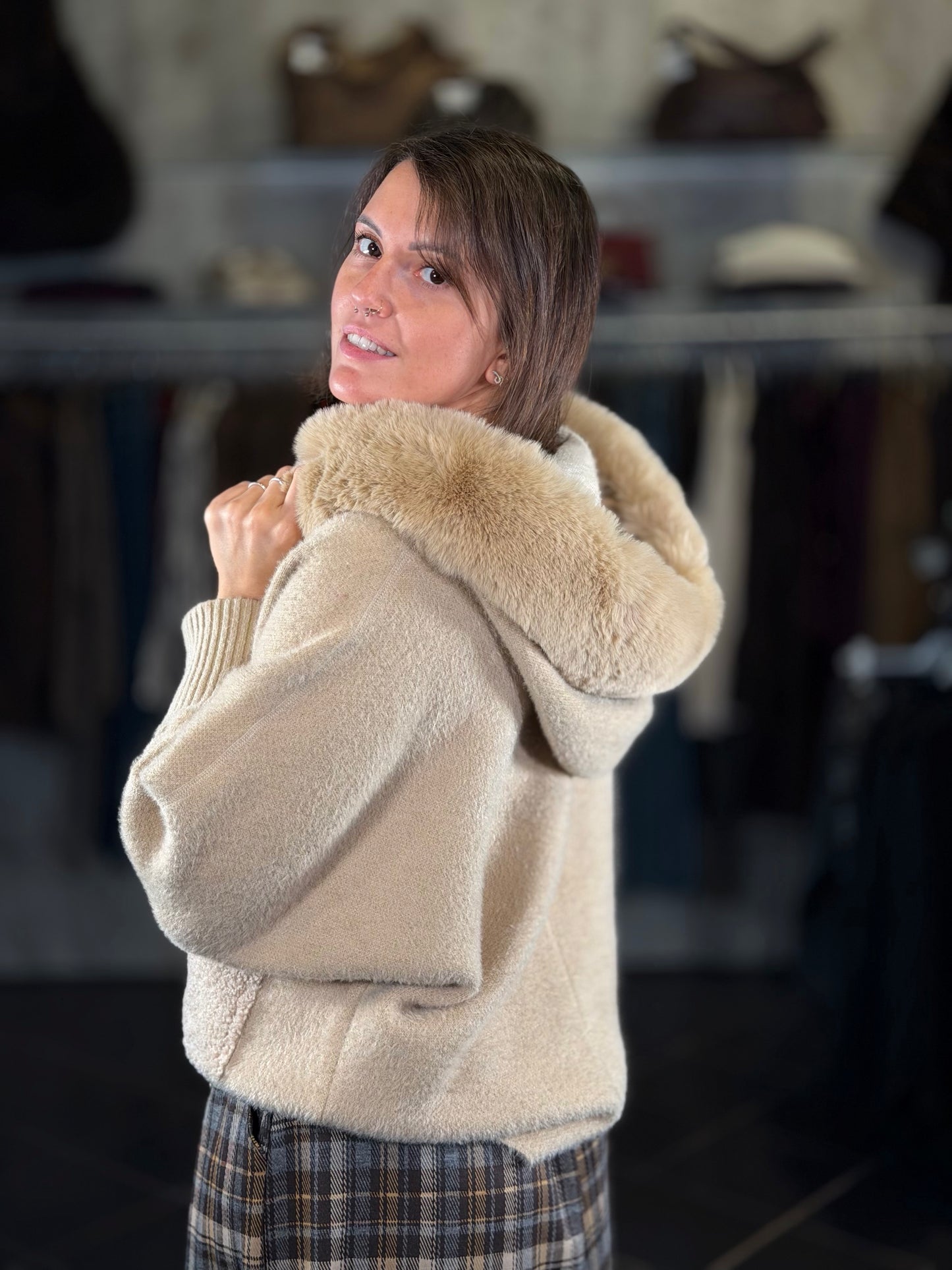 Felpa pelliccia ecologica beige con cappuccio e pelo rimovibile 2474