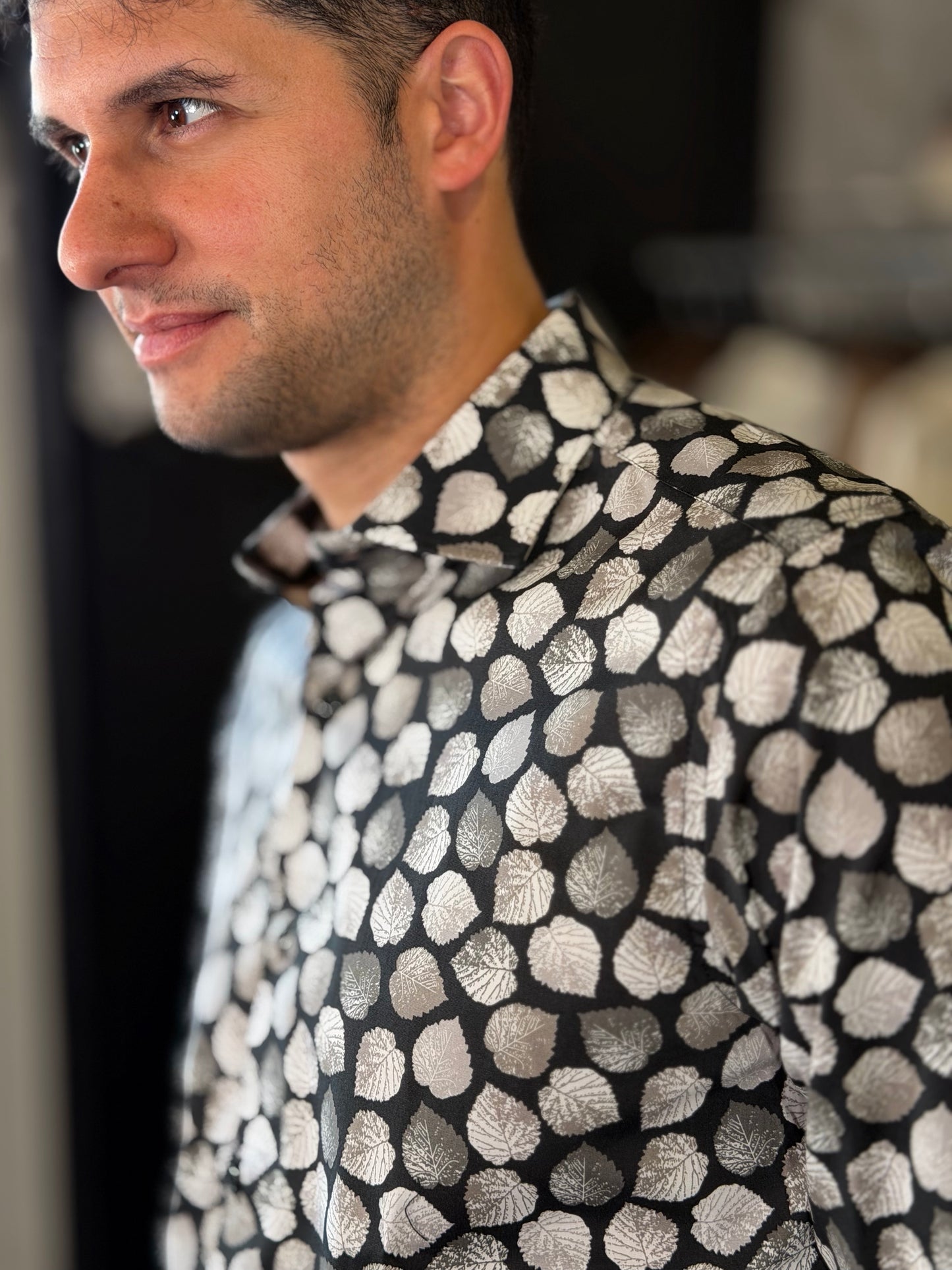 Camicia nera con stampa foglie beige 2272