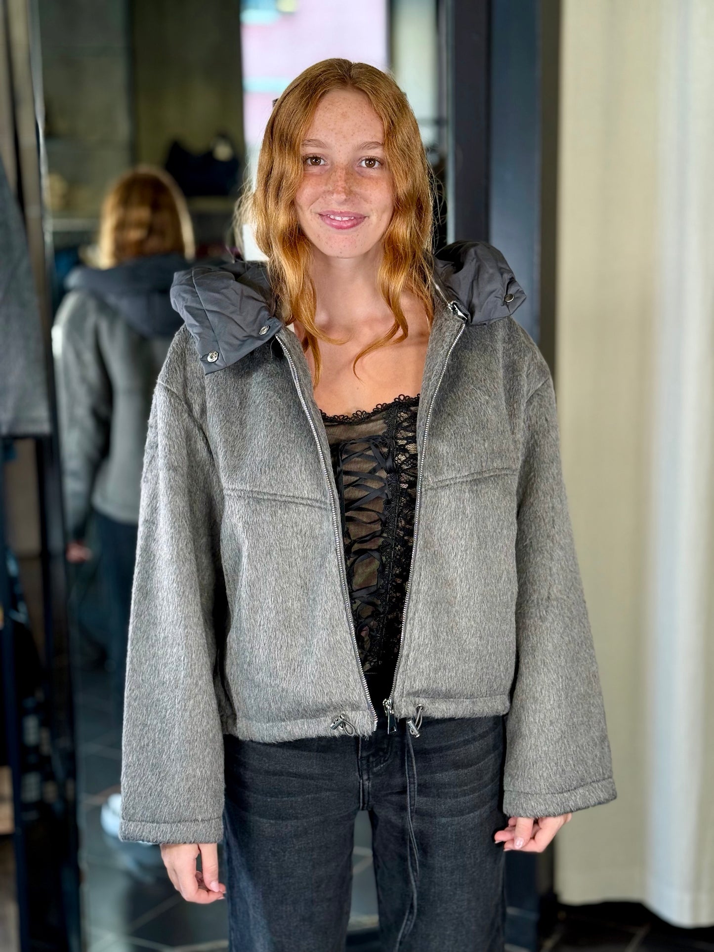 Giubbino effetto peluche grigio con cappuccio rimovibile 2211