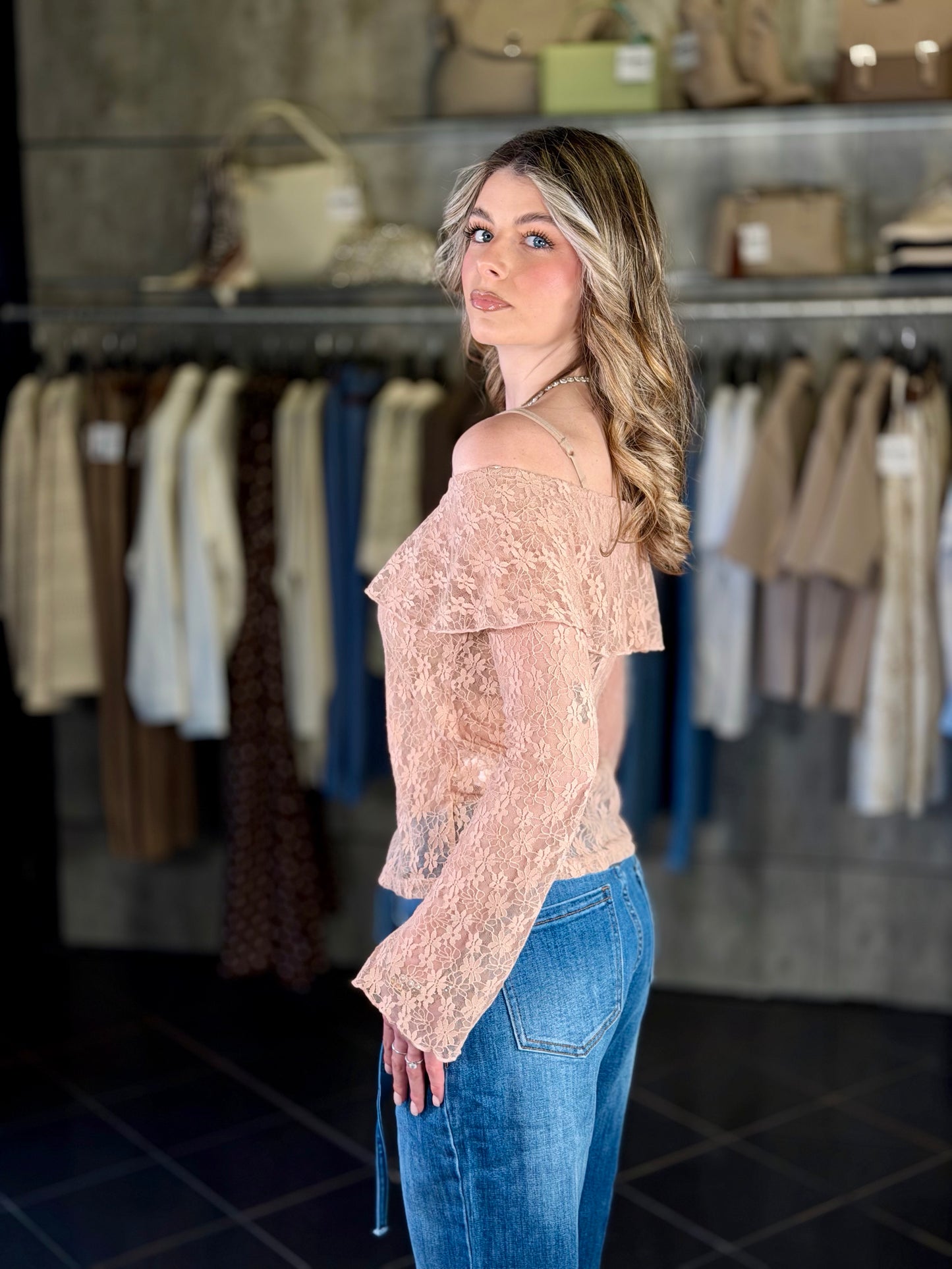 Camicia scollo a barca in pizzo rosa in taglia unica 2167