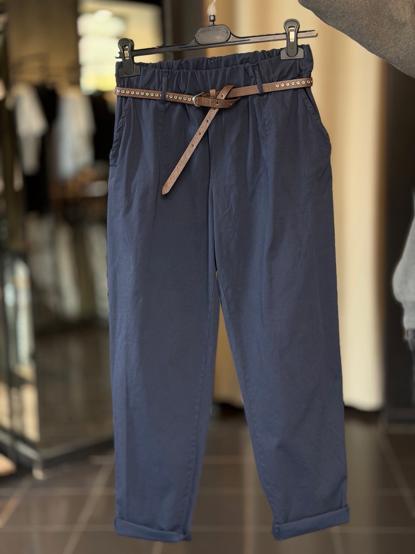 Pantalone blu con coulisse in vita e cintura 2535