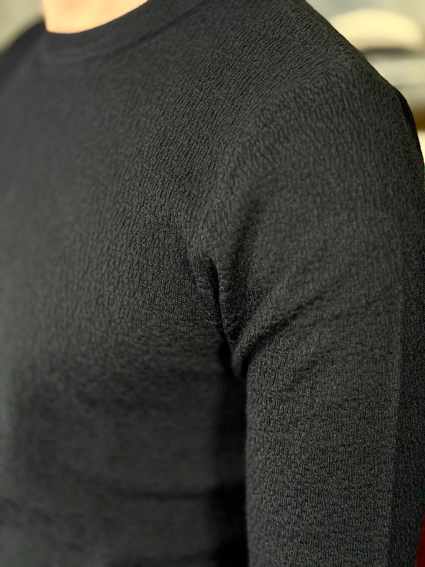 Maglioncino girocollo nero lavorato tono su tono 2097