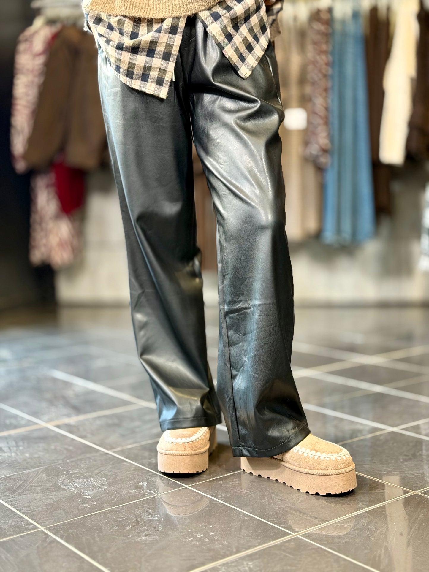 Pantalone in ecopelle con coulisse in vita nero 2251