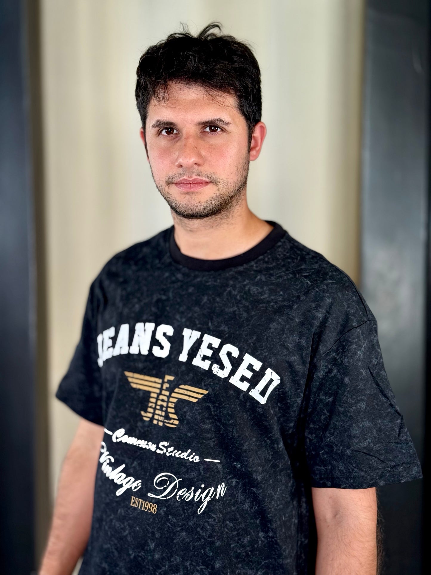 T-shirt grigia con stampa 643