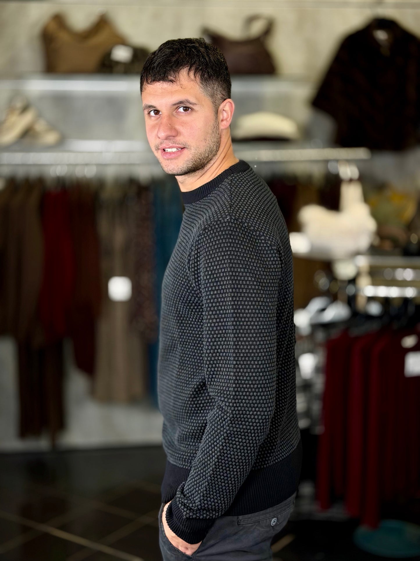 Maglioncino girocollo con pois in tono su tono nero 2352