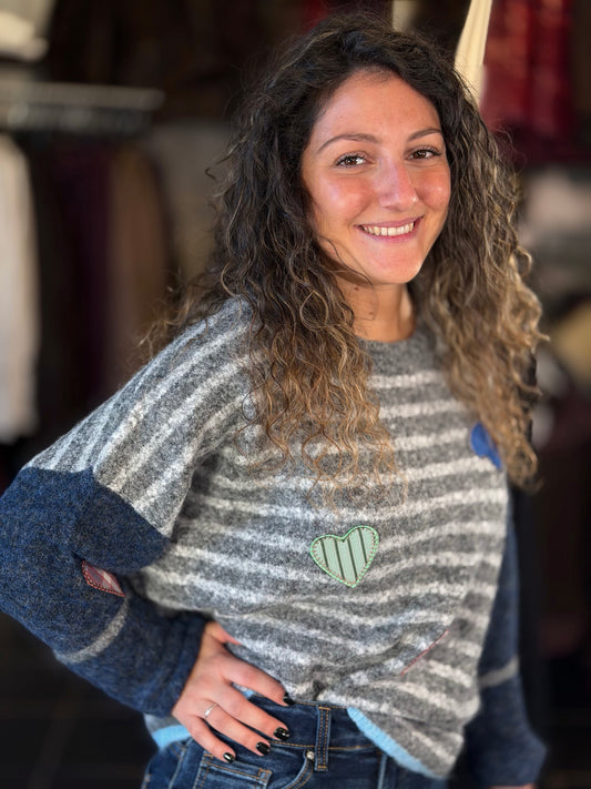 Maglioncino grigio e blu a righe con cuori in taglia unica 2470