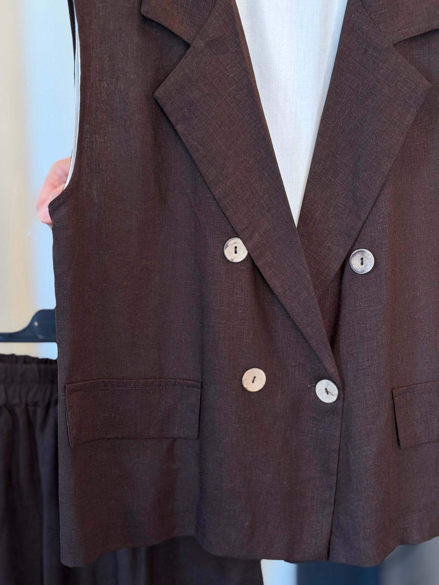 Completo (gilet doppiopetto + bermuda) marrone in taglia unica 2909