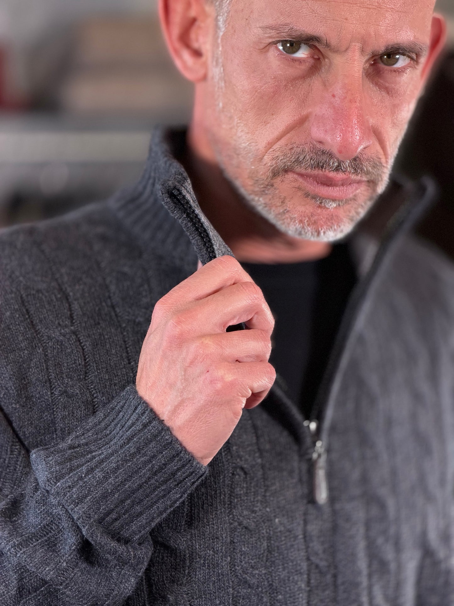 Maglione grigio antracite con trecce e zip 2595