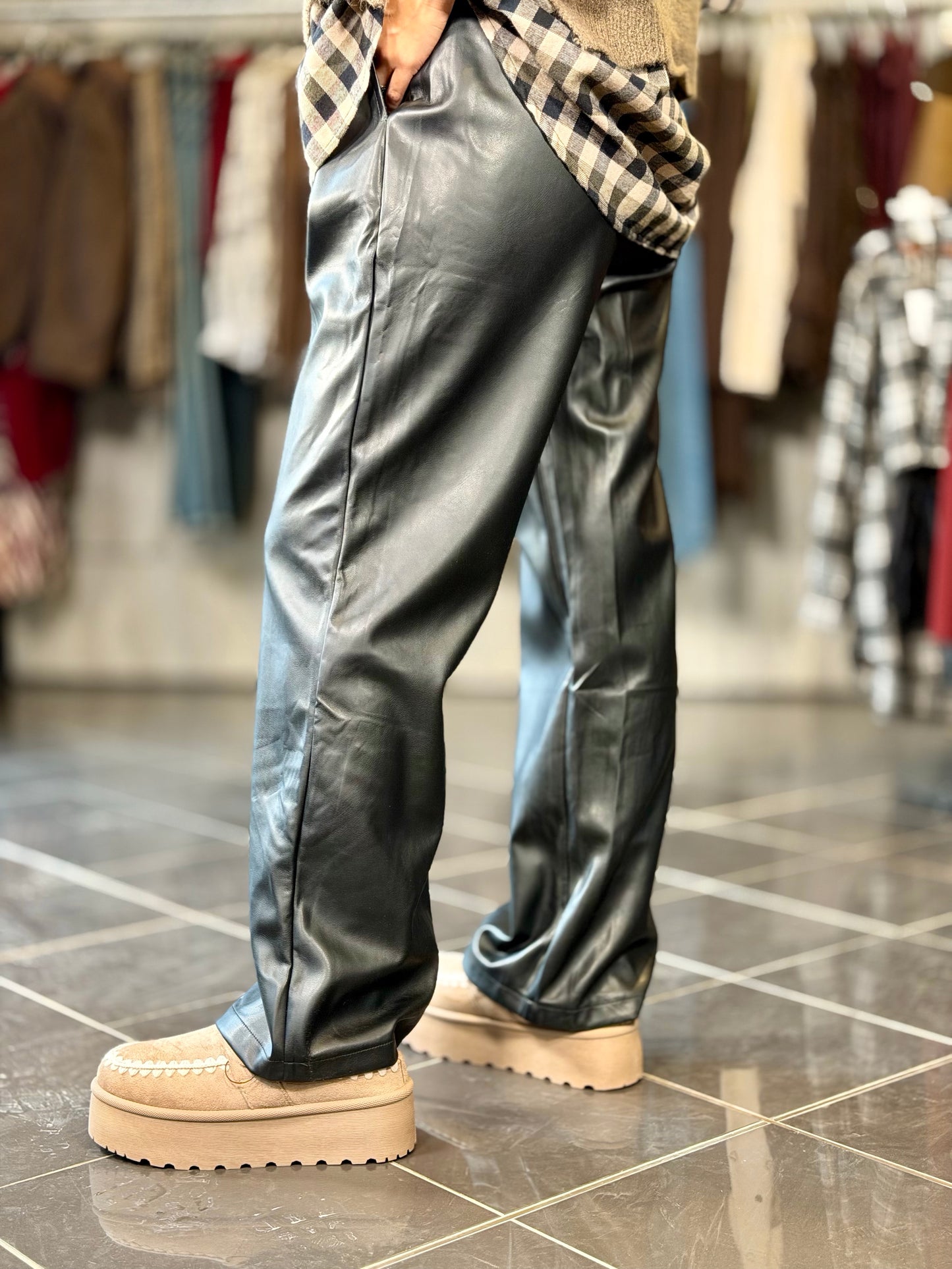 Pantalone in ecopelle con coulisse in vita nero 2251