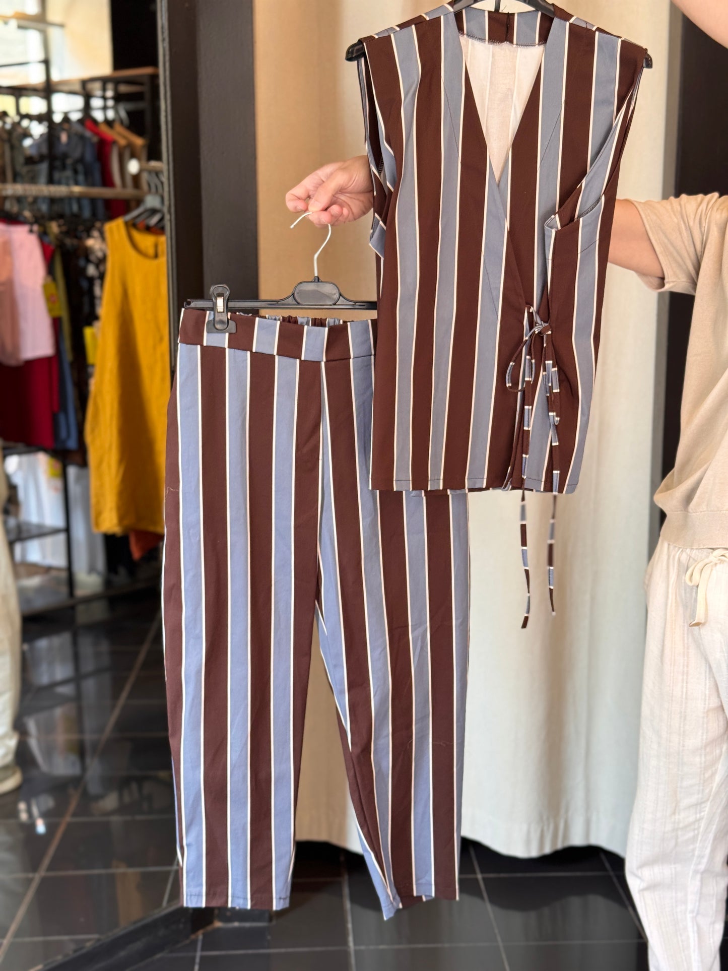 Completo (gilet + pantalone) a righe marrone e azzurro in taglia unica 2926