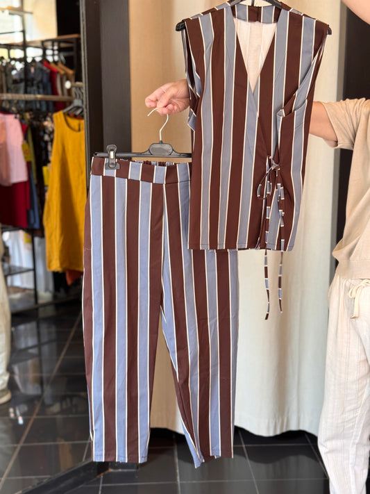 Completo (gilet + pantalone) a righe marrone e azzurro in taglia unica 2926