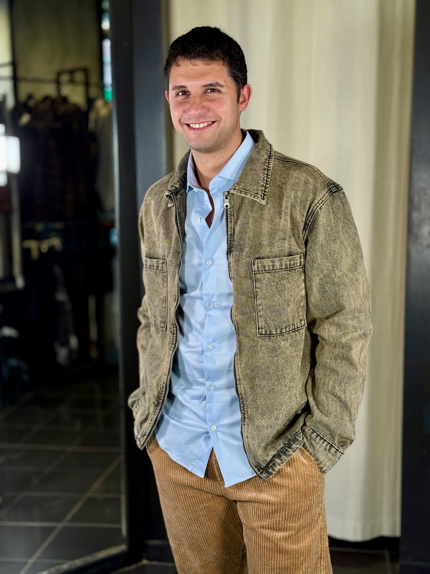 Camicia in jeans oversize grigio beige con tasche applicate 2090