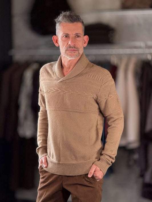 Maglione beige con collo a scialle 2567