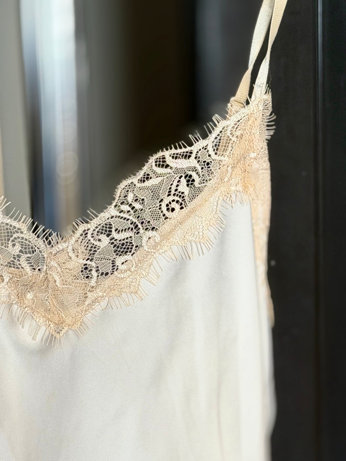 Top panna satinato con pizzo beige in taglia unica 2385
