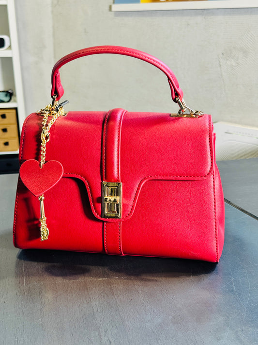 Mini bag bordeaux con tracolla all’interno e portachiavi 2367