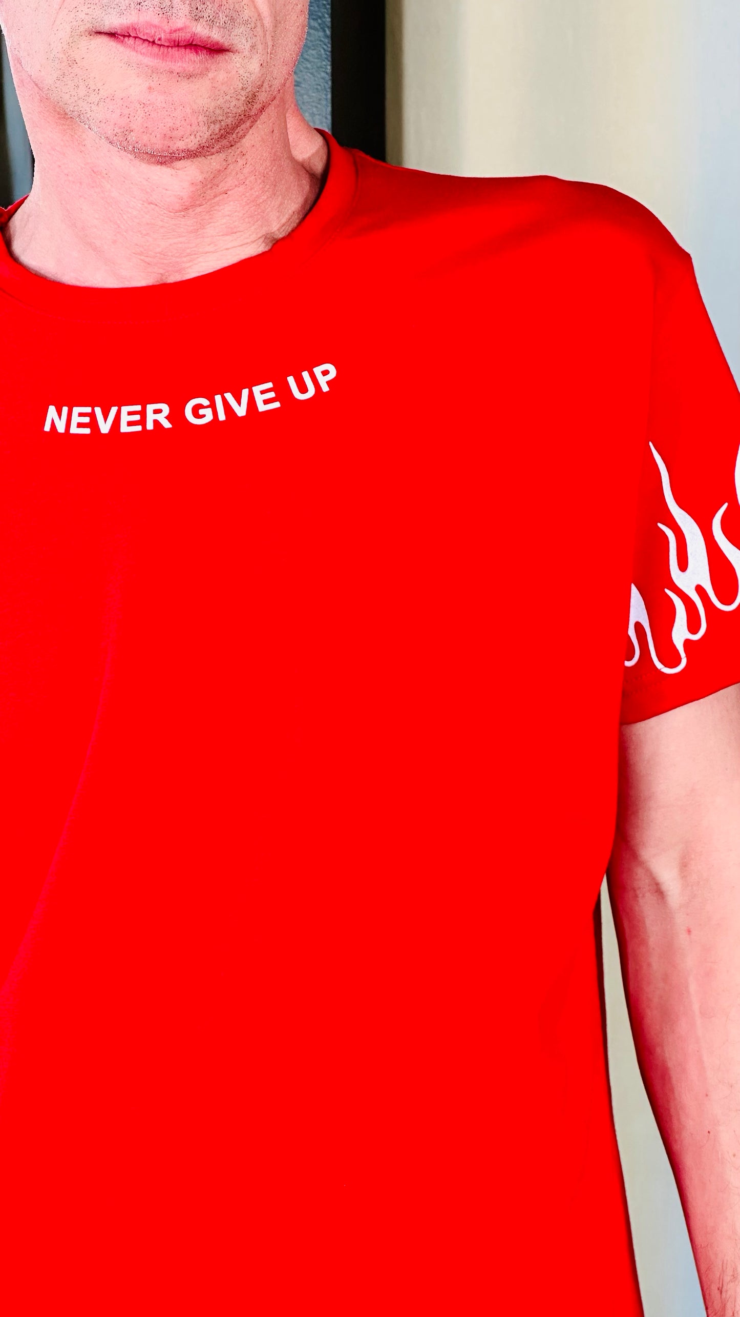 T-shirt rossa con fiamme sulle maniche e scritta 454