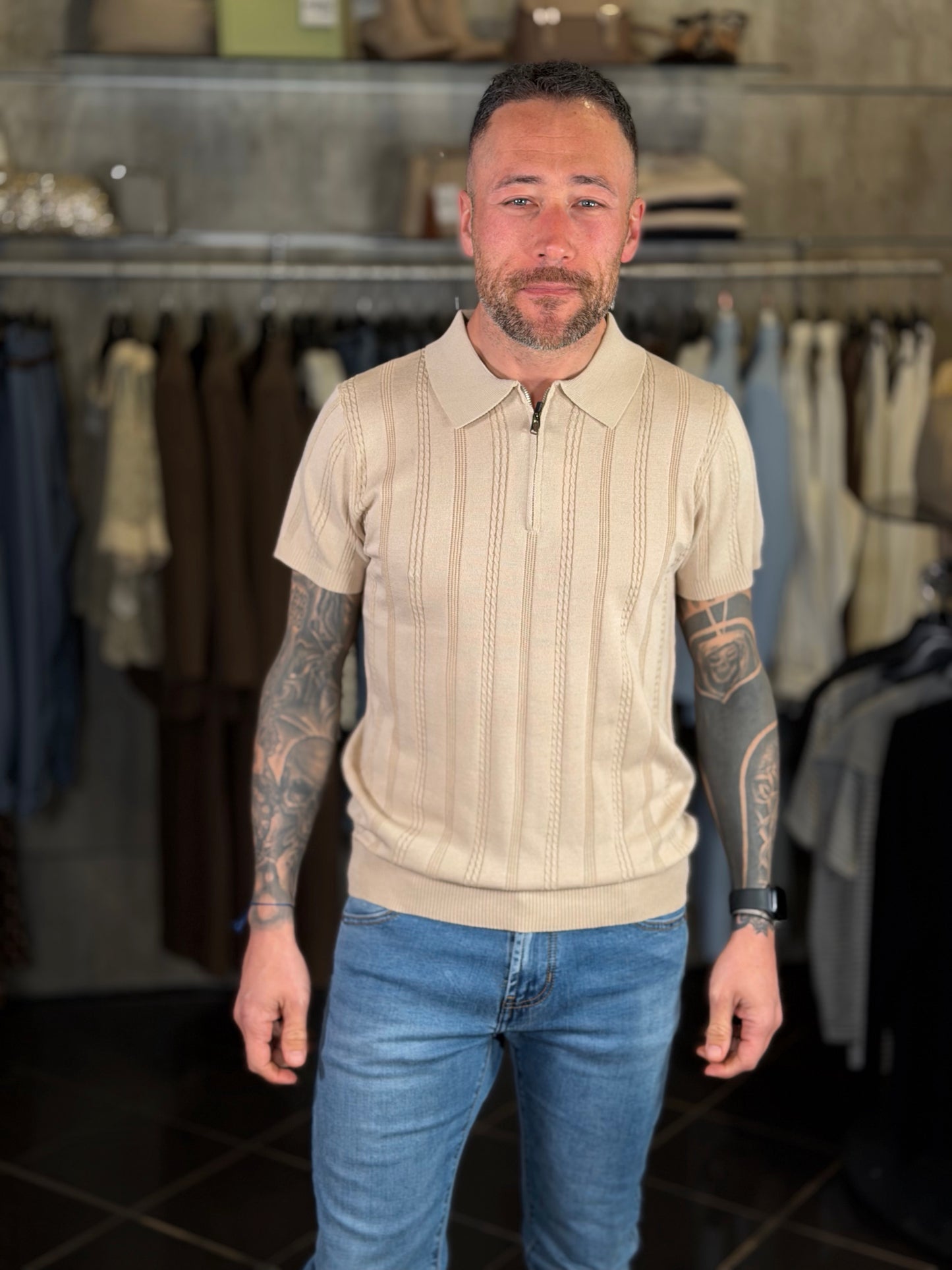 Polo con trama tono su tono in filo beige con zip 2121