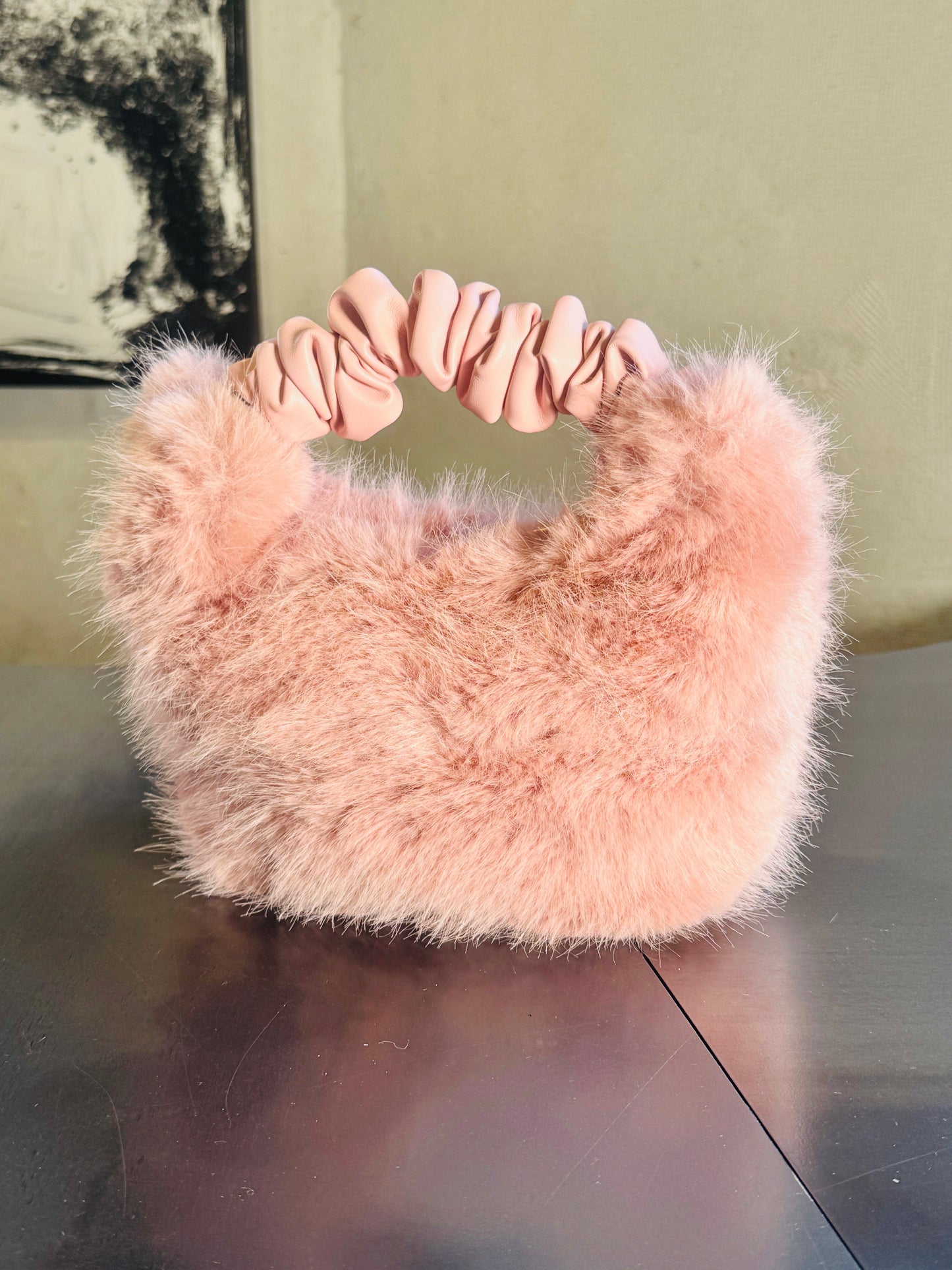 Mini bag peluche rosa con manico arricciato e catenella all’interno 294