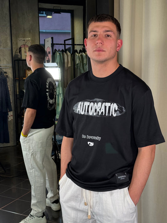 T-shirt nera autocratic con stampa dietro 444