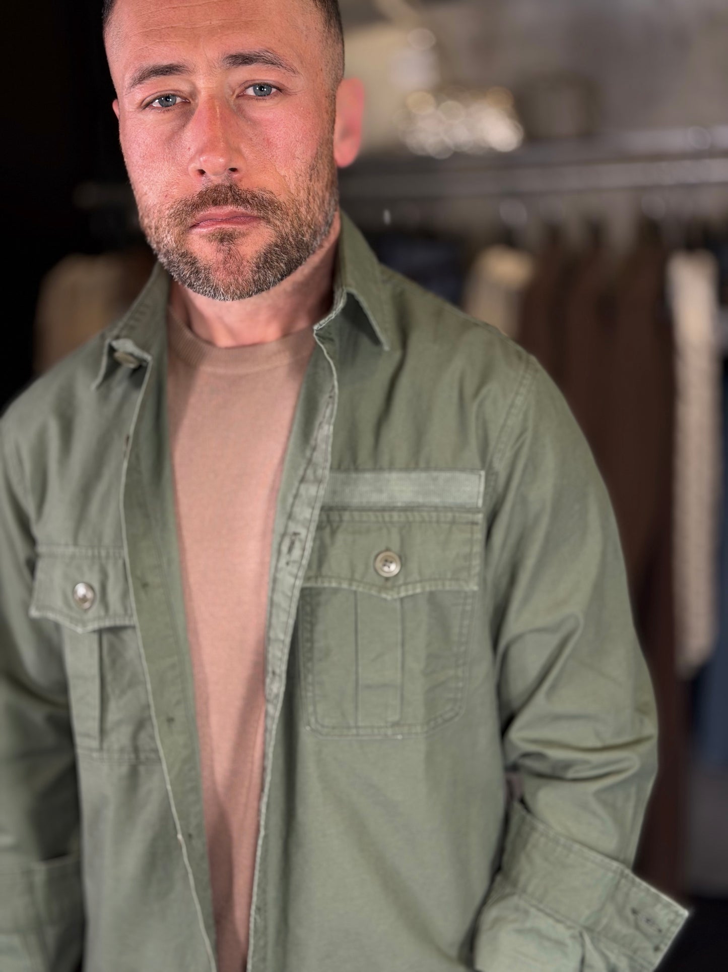 Camicia verde militare con tasche applicate 2103