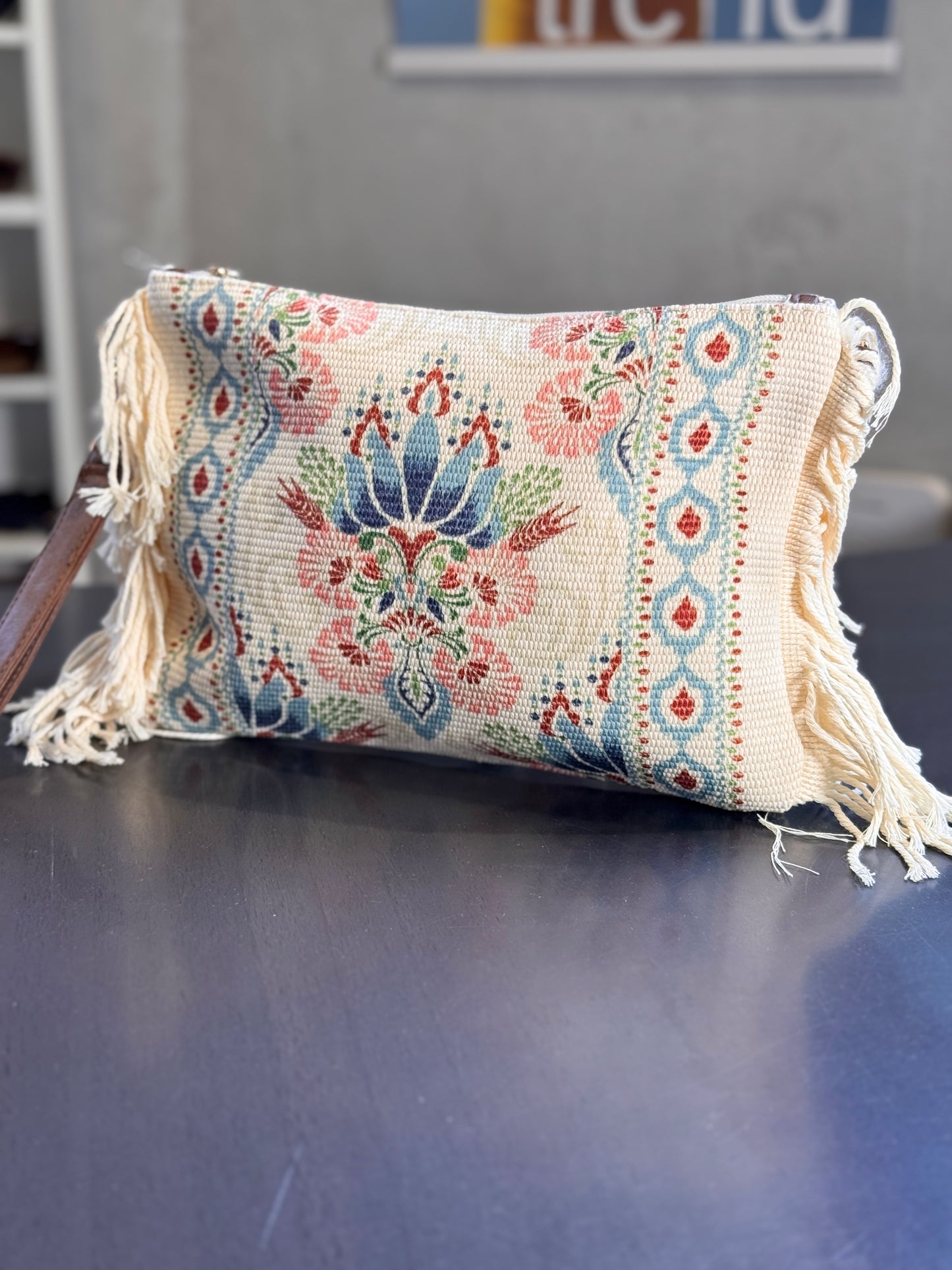 Pochette in tessuto in fantasia con frange tracolla a catena all’interno 2578