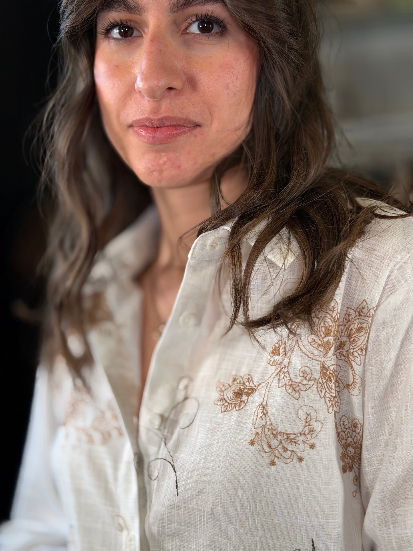 Camicia con stampa ricamata beige e nera 2194