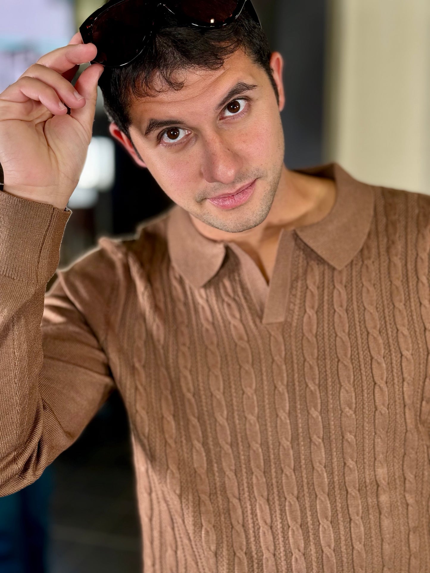 Polo in maglia con treccia marrone 2306