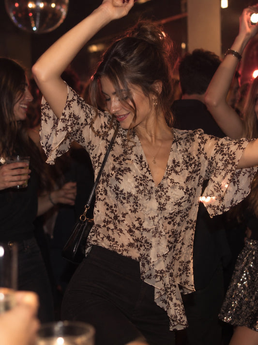 Blusa con volant e fiori marroni in taglia unica