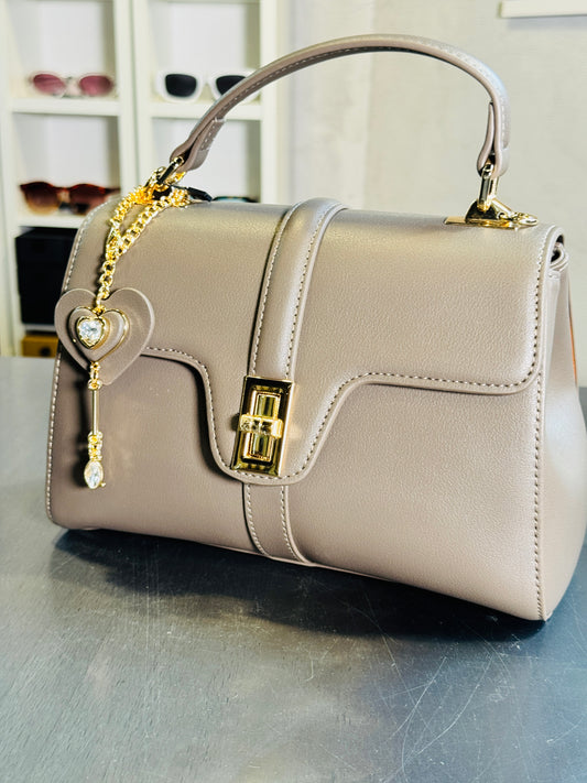 Mini bag taupe con tracolla all’interno e portachiavi 2393