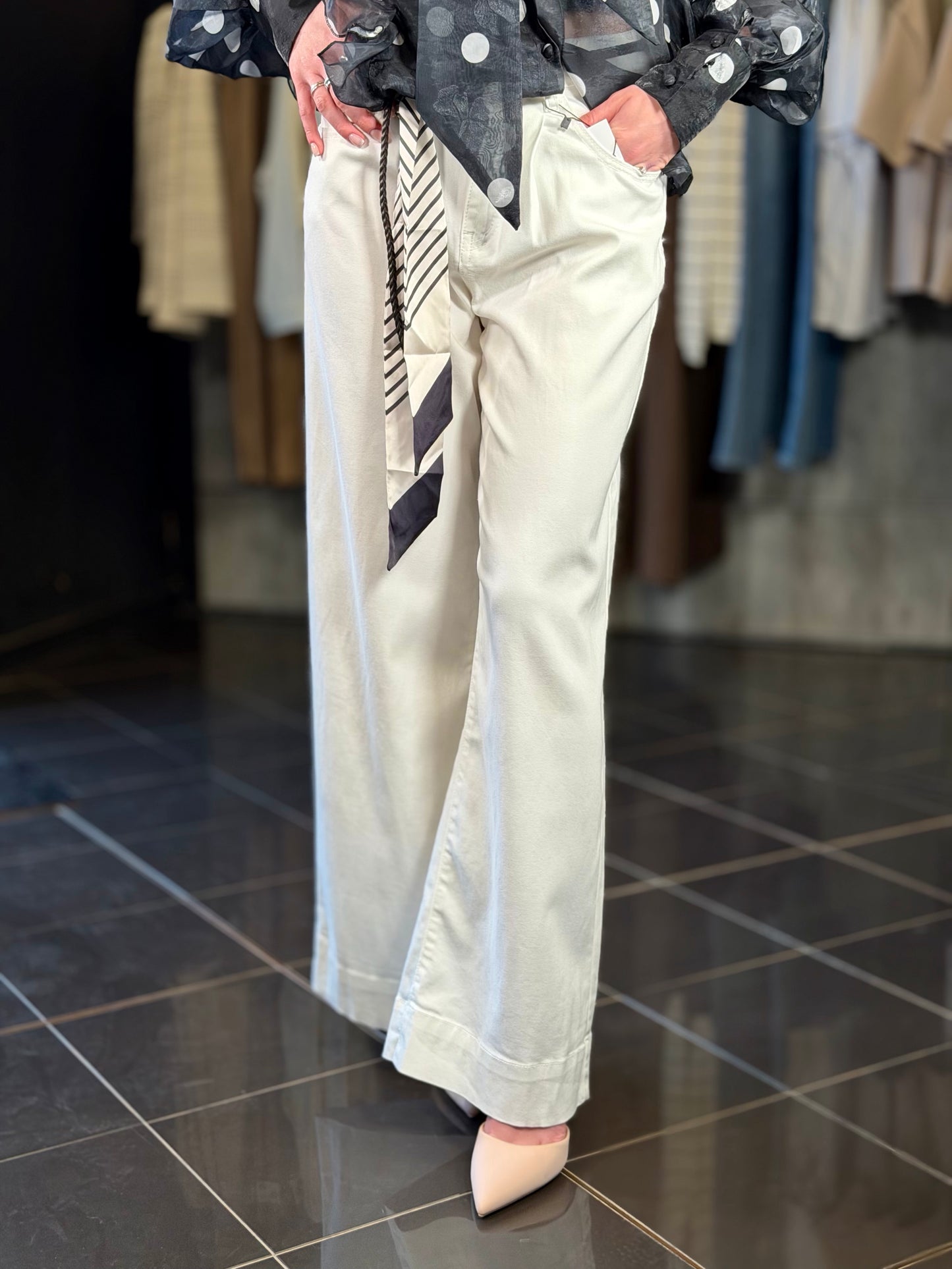 Pantalone a palazzo bianco con cintura e foulard 2054