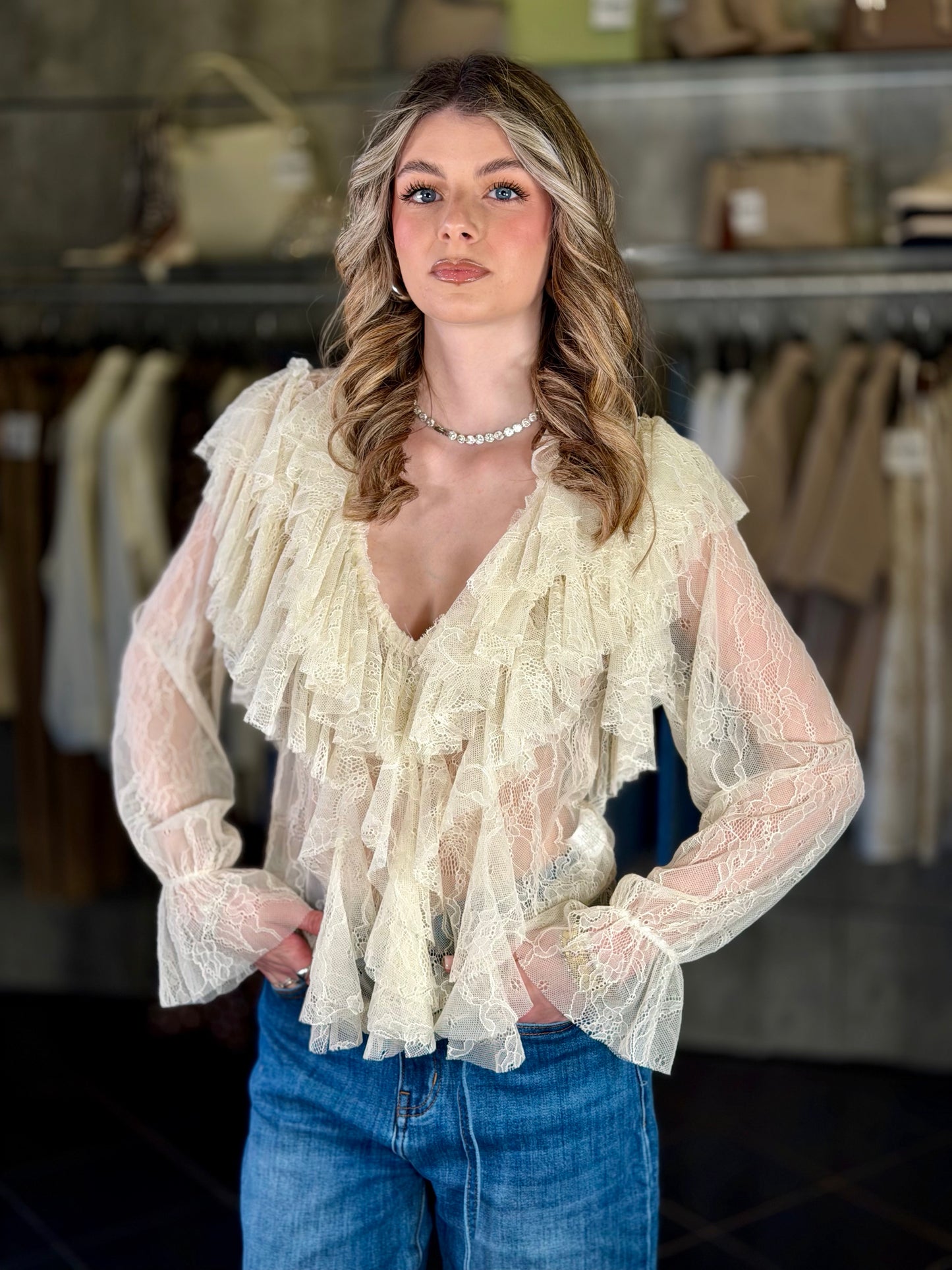 Blusa in pizzo con volant panna in taglia unica 2023