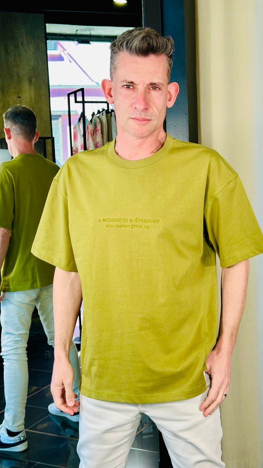 T-shirt oversize verde olio con scritta tono su tono 460