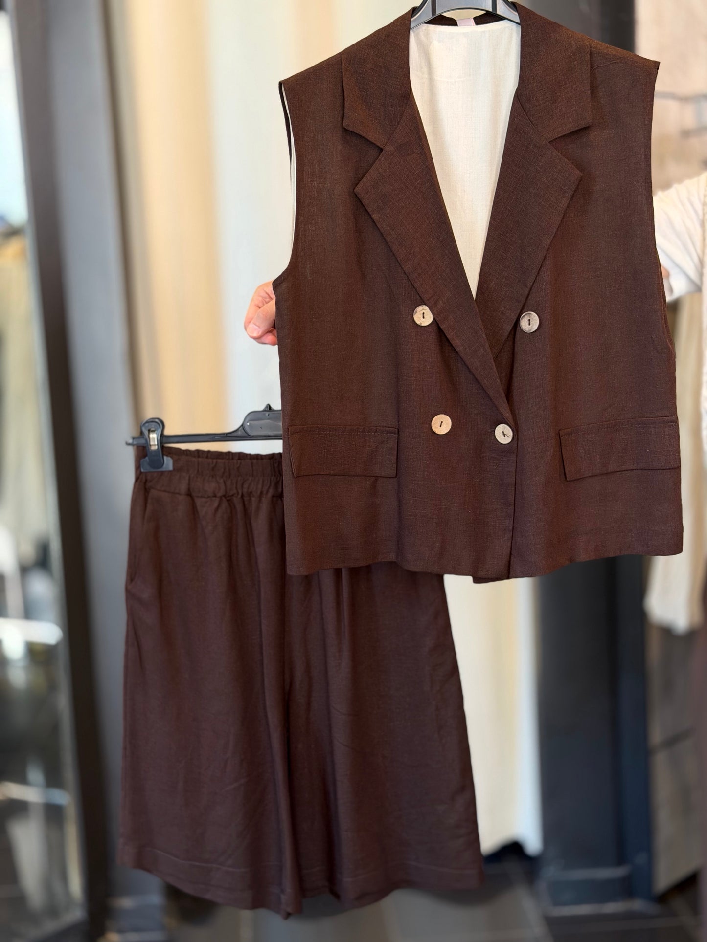 Completo (gilet doppiopetto + bermuda) marrone in taglia unica 2909