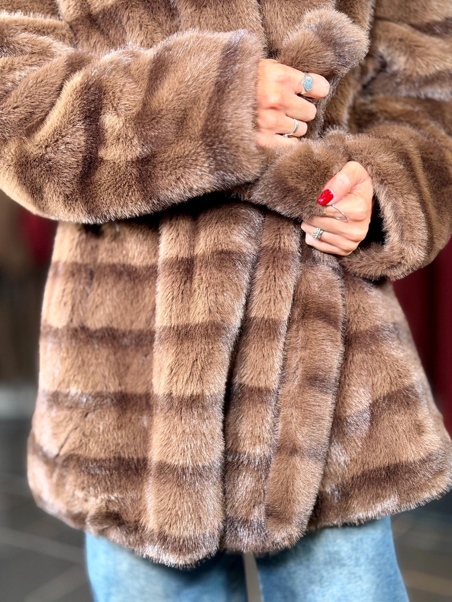 Eco pelliccia marrone con effetto riga più scura con cappuccio e cintura in taglia unica 2377