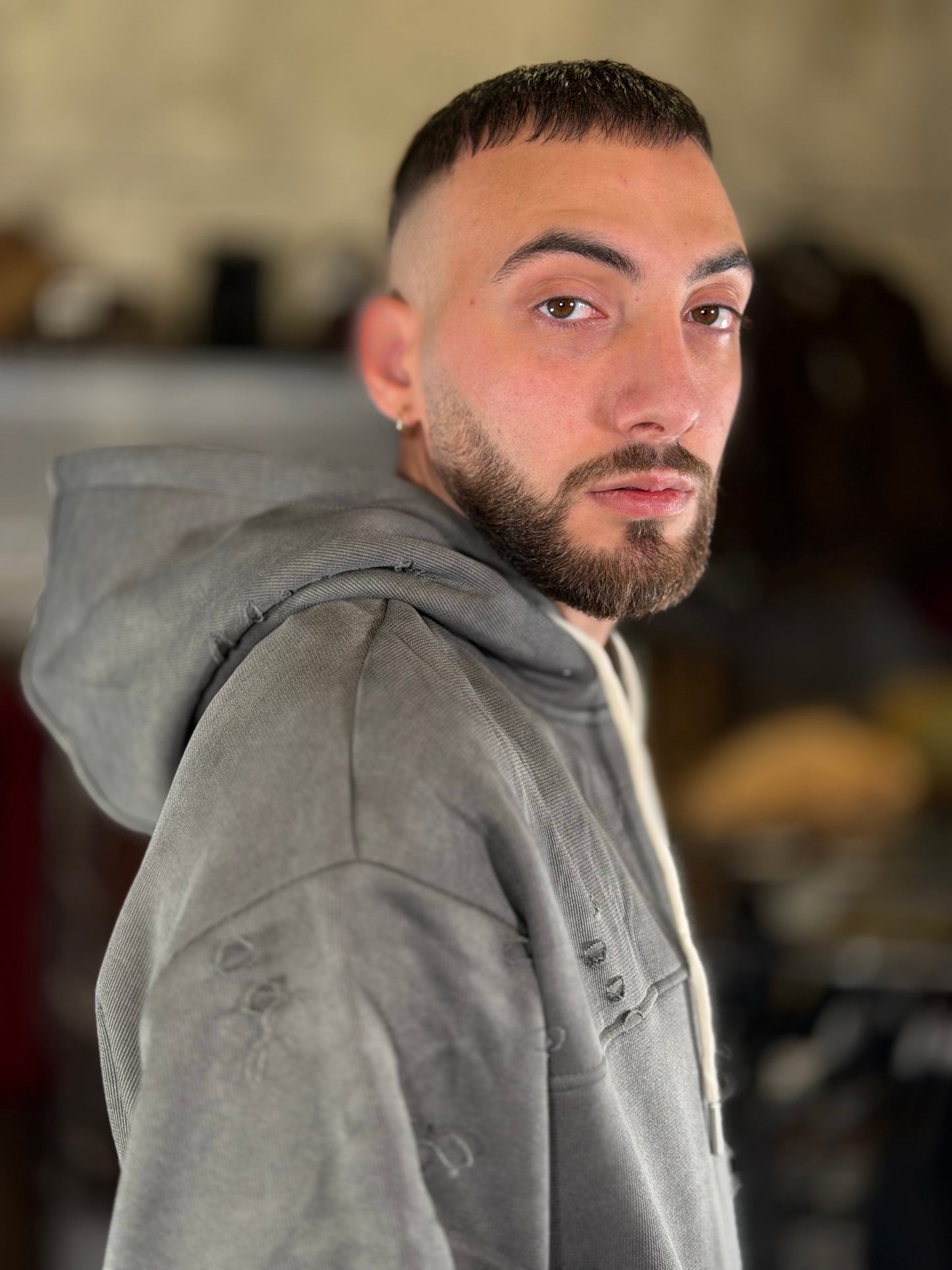 Felpa grigia con cappuccio e strappi 2520