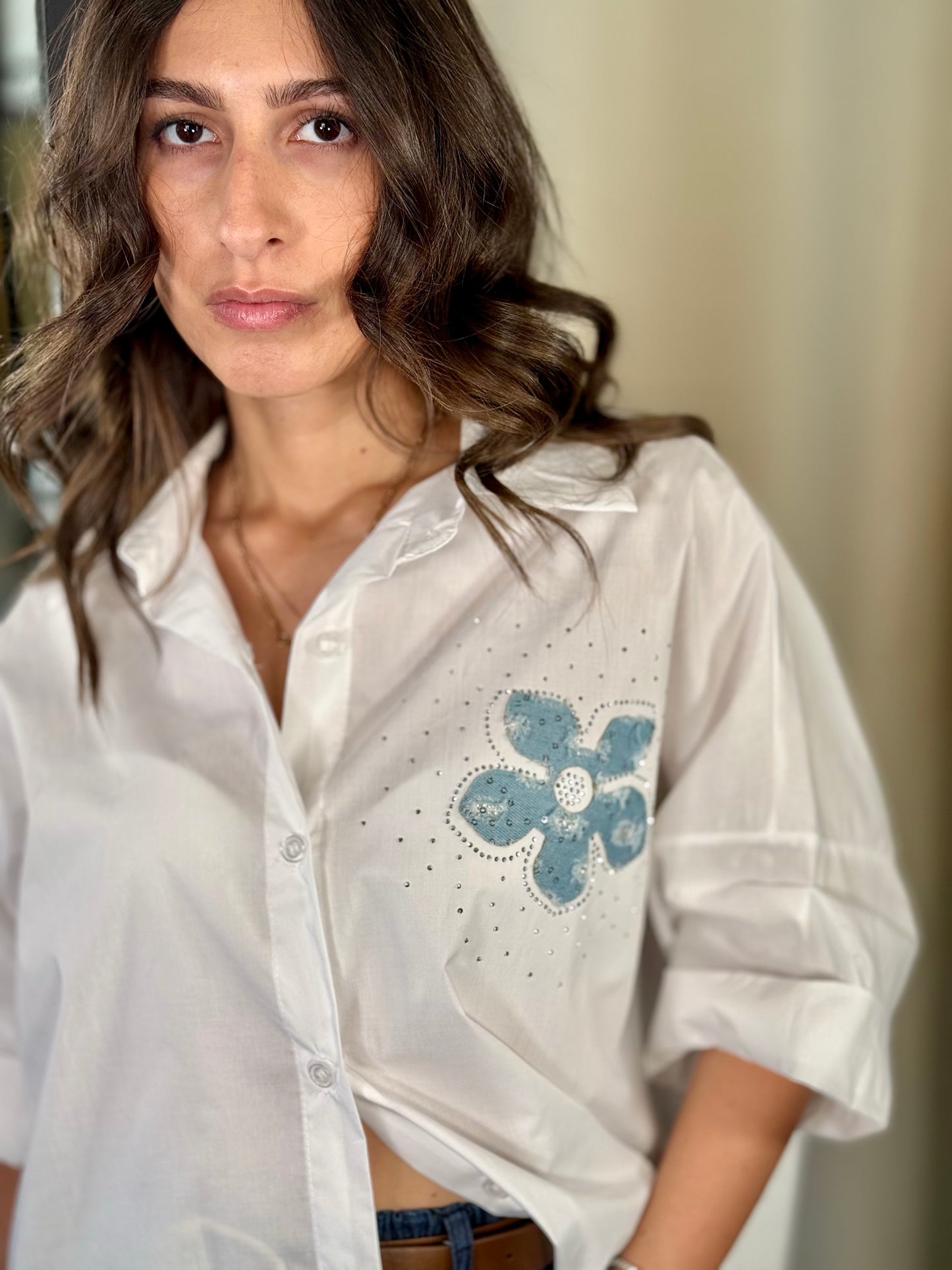 Camicia oversize bianca con fiore in denim in taglia unica 726