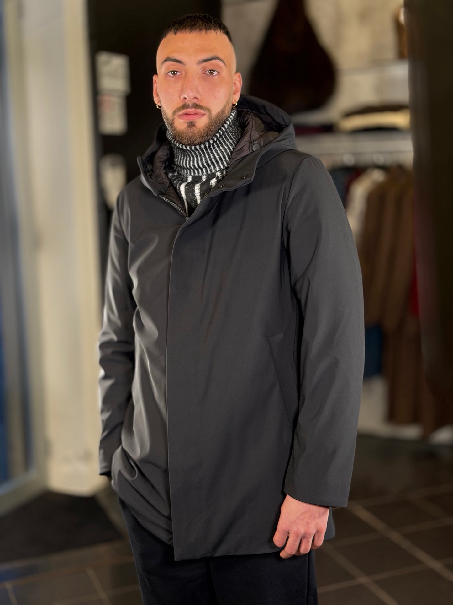 Piumino nero lungo con cappuccio 2486