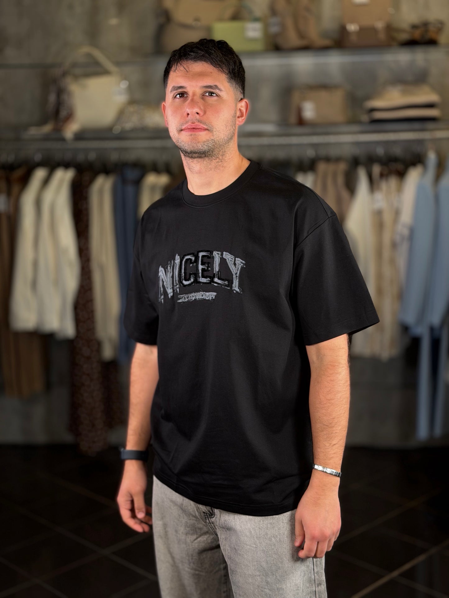 T-shirt oversize nera con scritta grigia 2107