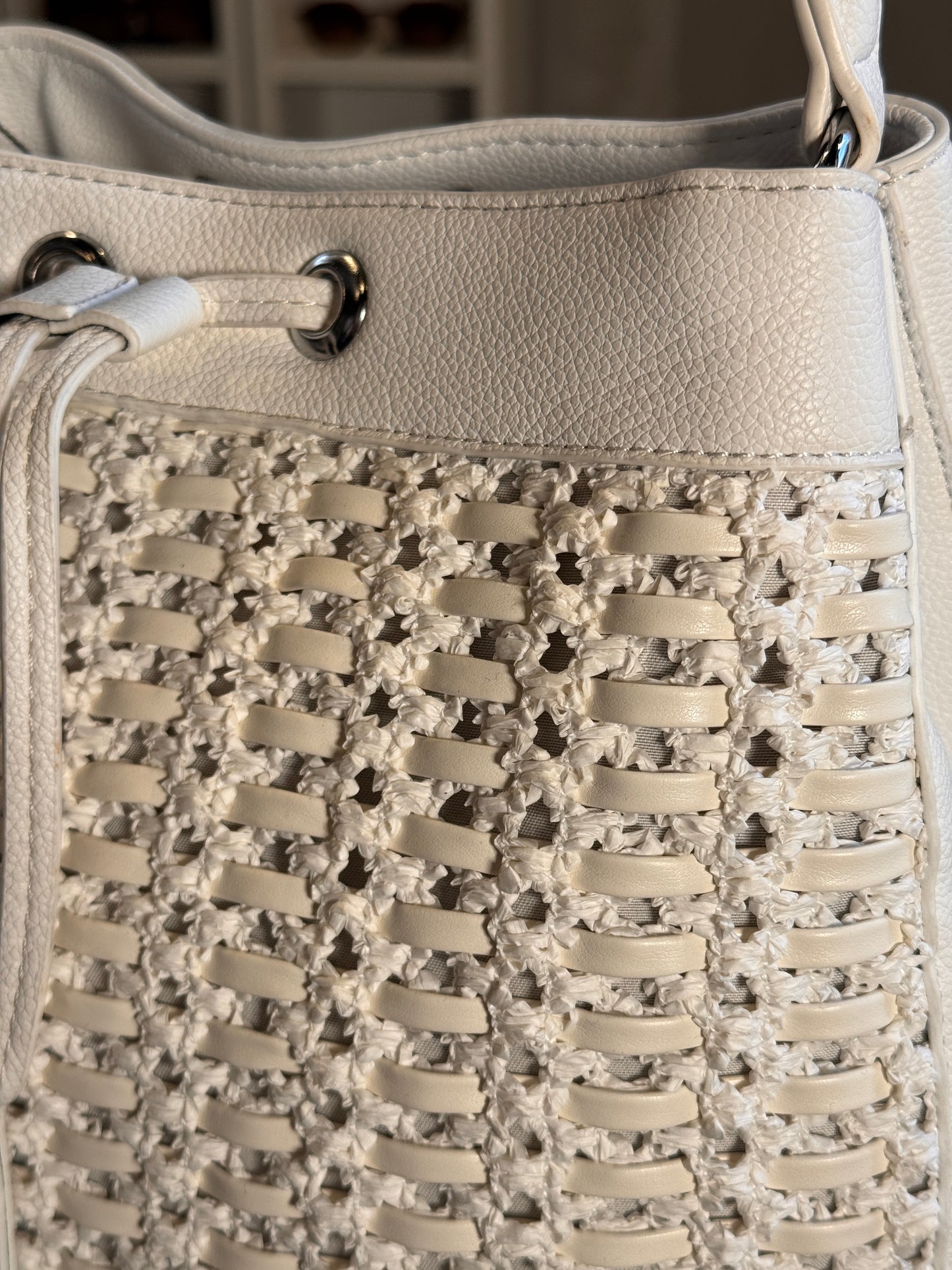 Borsa a secchiello bianca con rafia beige e tracolla all’interno 2576
